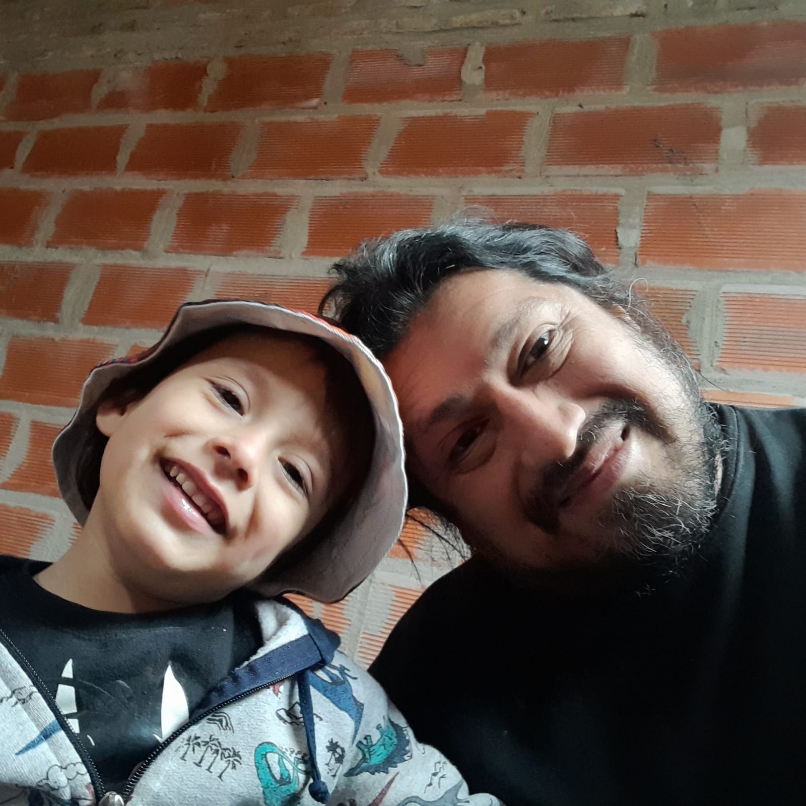 Bauty y su papá con caras sonrientes